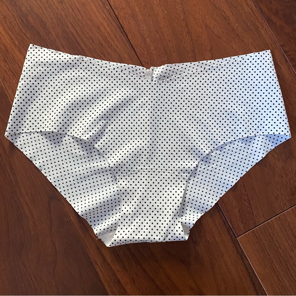 [Victoria’s Secret] Seamless White Panties with Black Polkadots